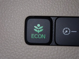 エンジン、エアコンなどを制御し低燃費な『ECONモード』に、また走りを楽しみたいとき、空調など快適性を重視したいときにはスイッチOFFで通常モードに切り替えができます!