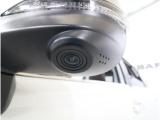 助手席側で見えにくい左前方の映像を、車内のマルチファンクションディスプレイに映し出します。前方への駐車や左寄せ、狭い道でのすれ違いなど、さまざまなシーンで安心して運転できる便利な機能です。