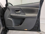運転席ドア内張はご覧の通り。ドアポケットの収納もバッチリです