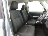 しっかりとしていて上質な座り心地のシートです。 座り心地も良くて長時間の運転も快適ですよ。 肌触りの良いシートが評判です。