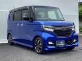狭い駐車場でも、スライドドアならチャイルドシートへのお子さまの乗降や荷物の積載もスムーズ。とても便利な【両側電動スライドドア】ドアハンドを少し引くだけでリアドアが自動開閉します。
