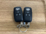 【スマートキー】 スマートキーを携帯していれば、ドアハンドルのボタンを押してロックの解除ができ、パワースライドドアもワンタッチで開閉できます。