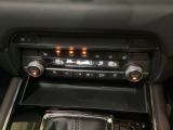 温度の設定のみで快適な風量やモードなどを自動調整してくれるフルオートエアコンを装備!
