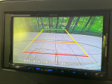 【バックカメラ】駐車時に後方がリアルタイム映像で確認できます。大型商業施設や立体駐車場での駐車時や、夜間のバック時に大活躍!運転スキルに関わらず、今や必須となった装備のひとつです!