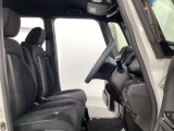 座面も厚みがあり背もたれも高く、広い足元にゆったり座れるシートです。運転席と助手席の間が空いている為、助手席側への移動がスムーズです。交通量の多い道でも助手席側から乗り降りができます。