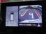 【アラウンドビューモニター&バックモニター】クルマを真上から見下ろしているかのような映像が表示され、周囲の状況がひと目で把握できるので、安心してスマートに駐車できます。駐車が苦手な方にオススメです!