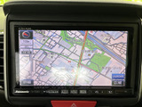 わかりやすい地図表示で、目的地へのナビゲーションをスムーズに行えます。運転に集中しながら、安心のカーナビゲーション。