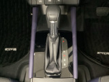 「e:HEV」搭載車です。日常シーンのほとんどをモーターで走行し、高速クルージングなどモーターよりもエンジンの方が効率が良い領域はエンジンで走行、あらゆる領域で優れた燃費走行を実現します。