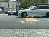 人気のヘッドアップディスプレイ!現在の車速、ナビゲーション・システムによるルート案内の矢印表示、チェック・コントロール、前車接近警告など、さまざまな情報をドライバーの視界内に直接表示いたします!