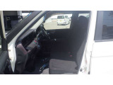 運転席は、大きな座面と包み込むような背もたれが、ドライバーの身体全体をしっかり支えます。上質なシート素材と座り心地のよいクッションを採用し、長時間の運転やコーナーの多い道も快適です。