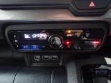運転席からも手が届きやすく、操作しやすい空調コントロールパネル。オートエアコンなので操作の煩わしさが無くオールシーズン快適にドライブできます。快適空間で運転に集中できますね。