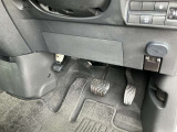 駐車ブレーキは足踏み式です