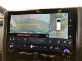 【パノラミックビューモニター】映像で、見づらい車両周辺の確認をアシスト。クルマを真上から見ているような映像を表示。 運転席から確認しにくい車両周囲の状況を把握。