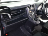 高いホールド性で運転姿勢が安定します。長距離ドライブでも疲れにくいのが魅力です。快適なドライビングライフをお送りください♪
