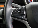 ハンドルにオーディオ操作用スイッチを備え、手を放さずに操作可能。安全性と利便性を両立しています。