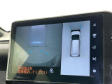 パノラミックビューモニターを装備。駐車場や交差点でクルマを真上から見るように周囲を確認できます。機能の詳細は販売店スタッフまでおたずねください。