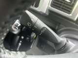 雨天時でもクリアな視界を確保。直感的な操作で、運転状況に合わせてワイパーの作動を調整できます。