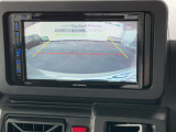【リアカメラ】リバースに入れるだけで後方の映像が映ります。安全確認や、狭い駐車場での車庫入れ、雨の日や夜間など視界の悪い時に便利です。安全にバックする為には欠かせない装備です。