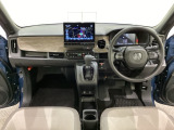 車内は光触媒抗菌消臭施工済です。インパネ周りはスタイリッシュなデザインで機能や装備も充実しています。グローブボックスやカップホルダーのほかにトレーなどたくさんの収納スペースが付いています。