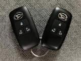 電子カードキーを携帯していれば、ドアハンドルやバックドアのリクエストスィッチを押すだけでドアの施錠、開錠が行えます。電子カードキーがないとエンジンが始動しない、盗難防止に役立つイモビライザー機能付