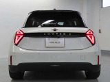 リアビューはデザイン性の他、運転席からの見切りの良さが確保されており運転のし易さがご実感いただけます。