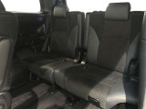 3列目シートは跳ね上げ式で折りたたみ可能です。キャンプ用品など大きな荷物もばっちり収納可能です!