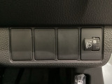 ハンドルの右側にはヘットライトリベライザーがついています。ヘッドライトリベライザーは道路状況や積荷の加重に応じてライトの高さを調節できます。