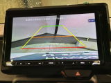 リバースギアに入れるだけで後方の表示へ切り替わります。夜間や雨の日の駐車も楽になりますよ。