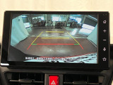 【バックカメラ】 駐車時に車両後方の様子を見ることができるので、運転の不安を軽くします。