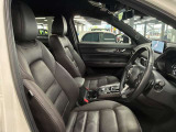 運転席の画像です。足元やシートまわりに余裕があり、リラックスした姿勢で運転が可能です。視界も良好で操作系へのアクセスもしやすく、快適で安心感のあるドライブをサポートします。