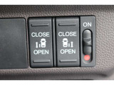 リアは両側パワースライドドアで、開閉には運転席のスイッチ、またはスライドドアのドアハンドルを少し引くだけで自動開閉します。