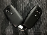 電子カードキーを携帯していれば、ドアハンドルやバックドアのリクエストスイッチを押すだけでドアの施錠・解錠が出来ます♪もちろん 遠隔操作も可能です!盗難防止のイモビライザー機能装備ですよ ☆