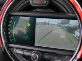 駐車が楽々、バックカメラついてます!ステアリング操作に連動するガイド線付きで駐車しやすいですよ!さらにクリアランスソナー装備、画面表示と音で障害物をお知らせ!