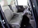 フロントシートはベンチシートです、運転席と助手席の移動が簡単です。真ん中にはアームレストも装備されています! また運転席シートの高さも調整できます。