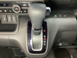 CVT車のセレクトレバーです。低速から高速まで、変速ショックのないスムーズな走りを実現するとともに、エンジン効率のよい領域を維持することで燃費にも貢献します。