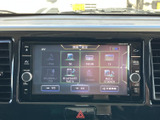 お気に入りの音楽やラジオをクリアな音質でお楽しみいただけます。様々なメディアに対応しており、長距離ドライブも飽きさせません。
