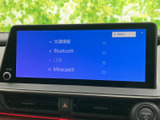 様々な情報を一目で確認でき、車両情報や設定変更も直感的に操作できるモニターです。快適なドライブをサポートします。