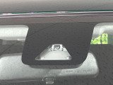 【スマートアシスト】走行中に前方の車両等を認識し、衝突しそうな時は警報とブレーキで衝突回避と被害軽減をアシスト。より安全にドライブをお楽しみいただけます。