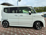車線逸脱抑制機能です。カメラが左右の区画線を検知し、はみ出す可能性が高いと判断した場合にドライバーにステアリング操作を促し、車両を車線の内側に戻すように支援をします。