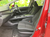 運転席からの視界は広く、運転操作もスムーズに行えます。上質な素材使いが、高級感を演出します。