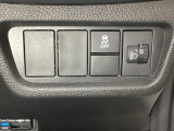 ハンドルの右側にはヘッドライトレベライザーとVSA(ABS+TCS+横滑り抑制)の解除スイッチがついています。ヘッドライトレベライザーは道路状況や積荷の加重に応じてライトの高さを調節できます。