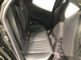 【後部座席】も当然、綺麗・清潔に仕上げております。内装の綺麗なお車は気持ちが良いですし、コンディションのいい車が多いです。これもオススメの1台です。