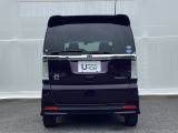 スライドドアは通常のドアに比べて、車のボディーに対し平行に開閉し、開けてもスペースを取りません。出入り口が大きいドアはお子様のいるご家庭はもちろん、混んだ駐車場でも大活躍です!