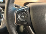 ステアリングにオーディオ操作スイッチが付いています。オーディオ画面に直接タッチしなくても操作が出来ますので、運転に集中できます。