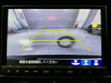 リバースギアに入れるだけで後方の表示へ切り替わります。夜間や雨の日の駐車も楽になりますよ。