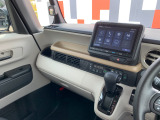 助手席周辺はこのようになっております。運転手だけでなく助手席に一緒に乗られる方も広々と快適にお乗り頂けるような設計です!各種装備を次の写真からご案内いたしますのでご覧ください。