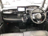 【インパネ全体】手が届きやすく、どなたでも運転しやすいです。シンプルで使いやすい設計になっています!