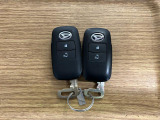 【スマートキー】 スマートキーを携帯していれば、ドアハンドルのボタンを押してロックの解除ができ、パワースライドドア(左側)もワンタッチで開閉できます。