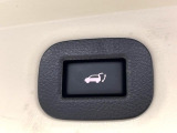 【パワーバックドア】スマートキーや運転席のボタンを押すだけでリアゲートが自動で開閉します!荷物を持っている時や、高い位置にあるバックドアを閉める際に便利な機能です♪