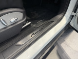 弊社2階のショールームにて約14台の車両を展示しております。色とりどりのポルシェと共にご来場お待ちしております。